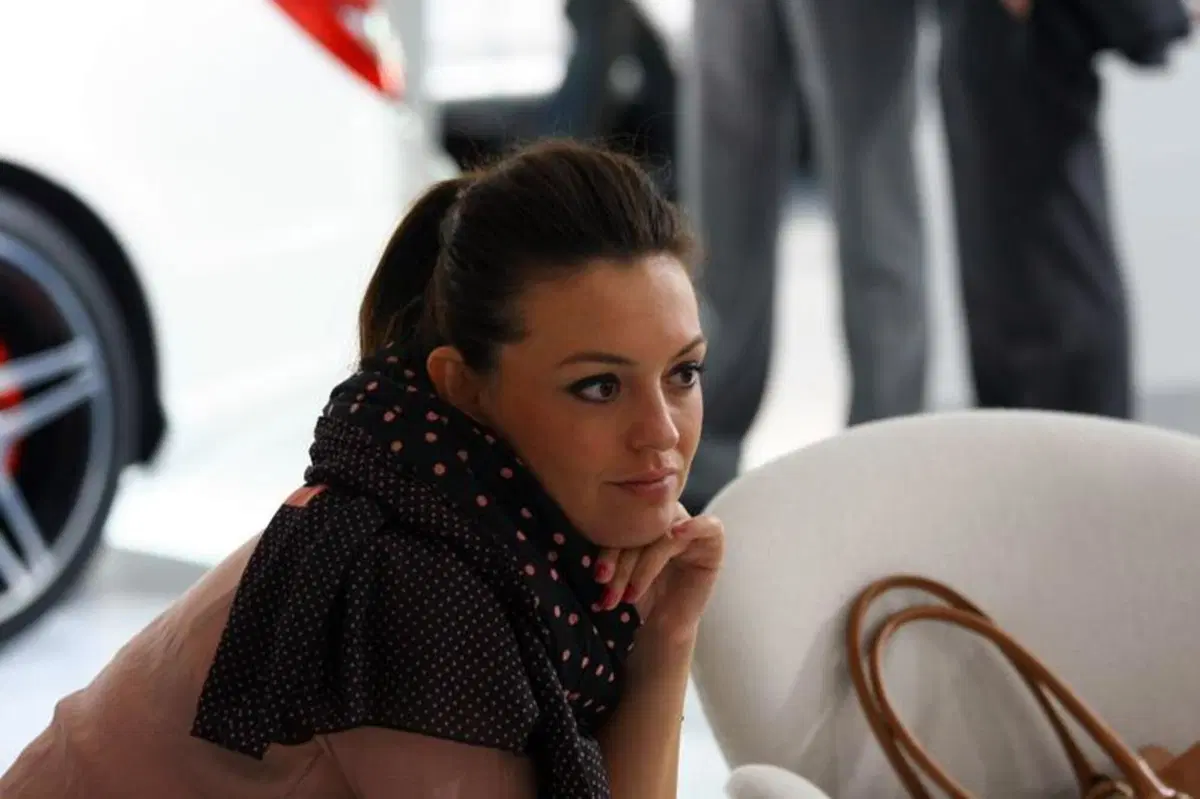 IAA 2011 live: le ragazze più belle dagli stand (20)