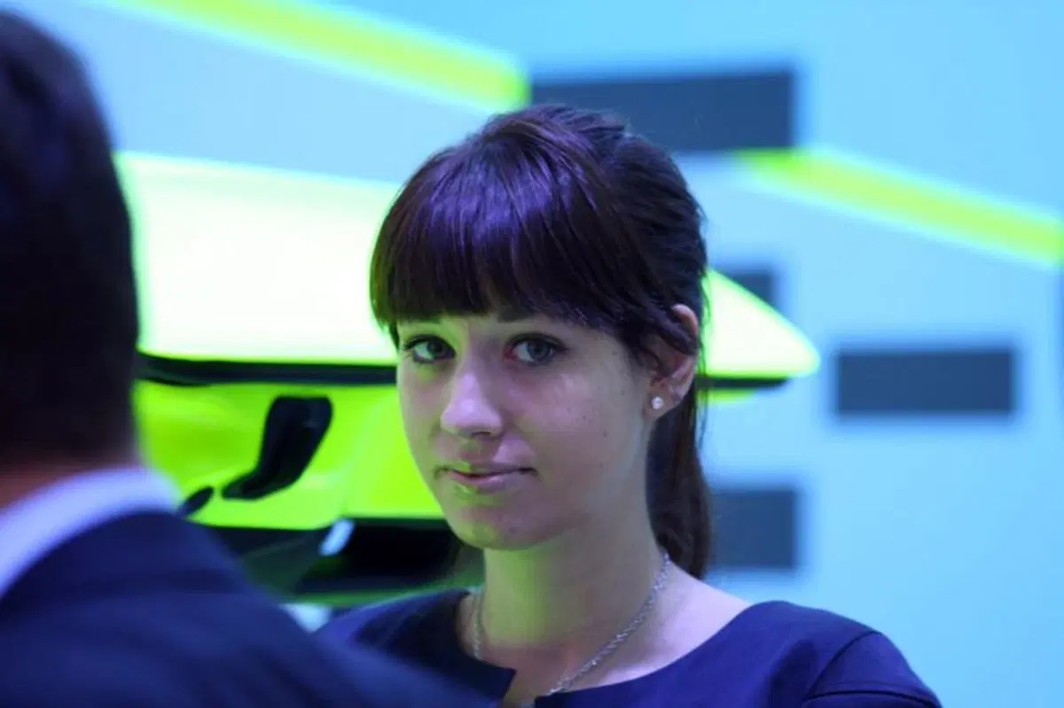 IAA 2011 live: le ragazze più belle dagli stand (21)