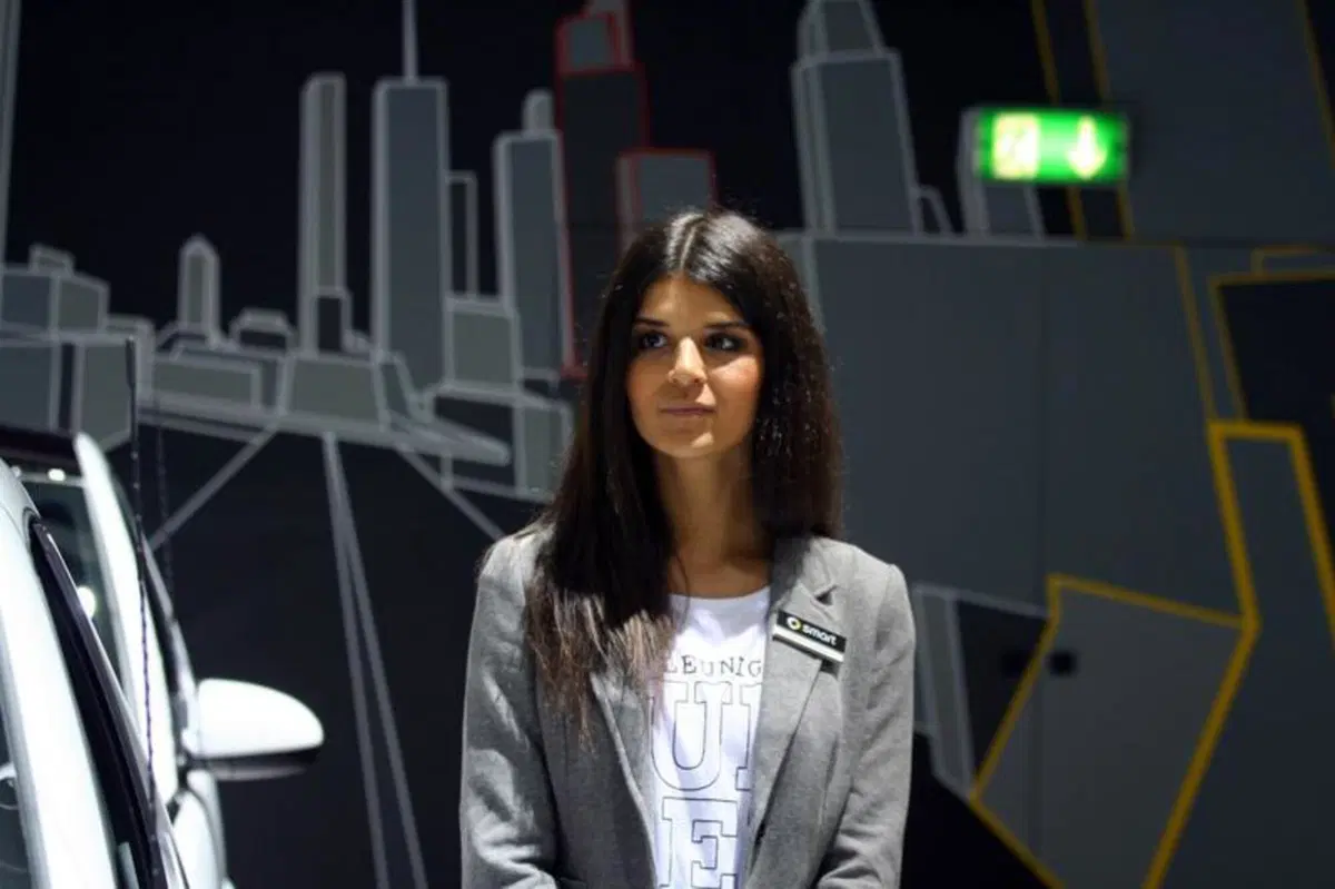 IAA 2011 live: le ragazze più belle dagli stand (22)