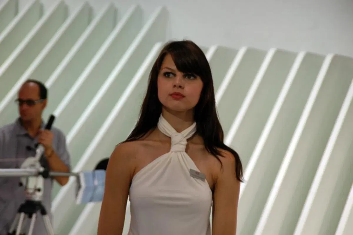IAA 2011 live: le ragazze più belle dagli stand (23)
