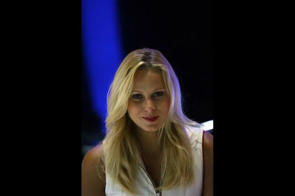 IAA 2011 live: le ragazze più belle dagli stand (39)