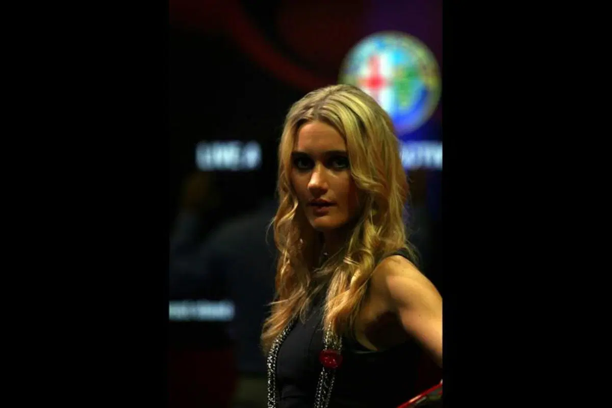 IAA 2011 live: le ragazze più belle dagli stand (41)
