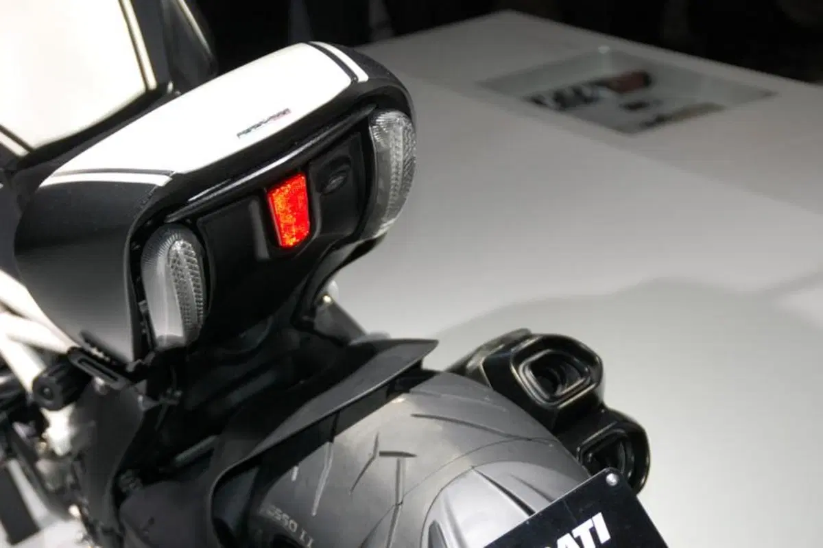 IAA 2011 live: Ducati Diavel AMG Special Edition (8)