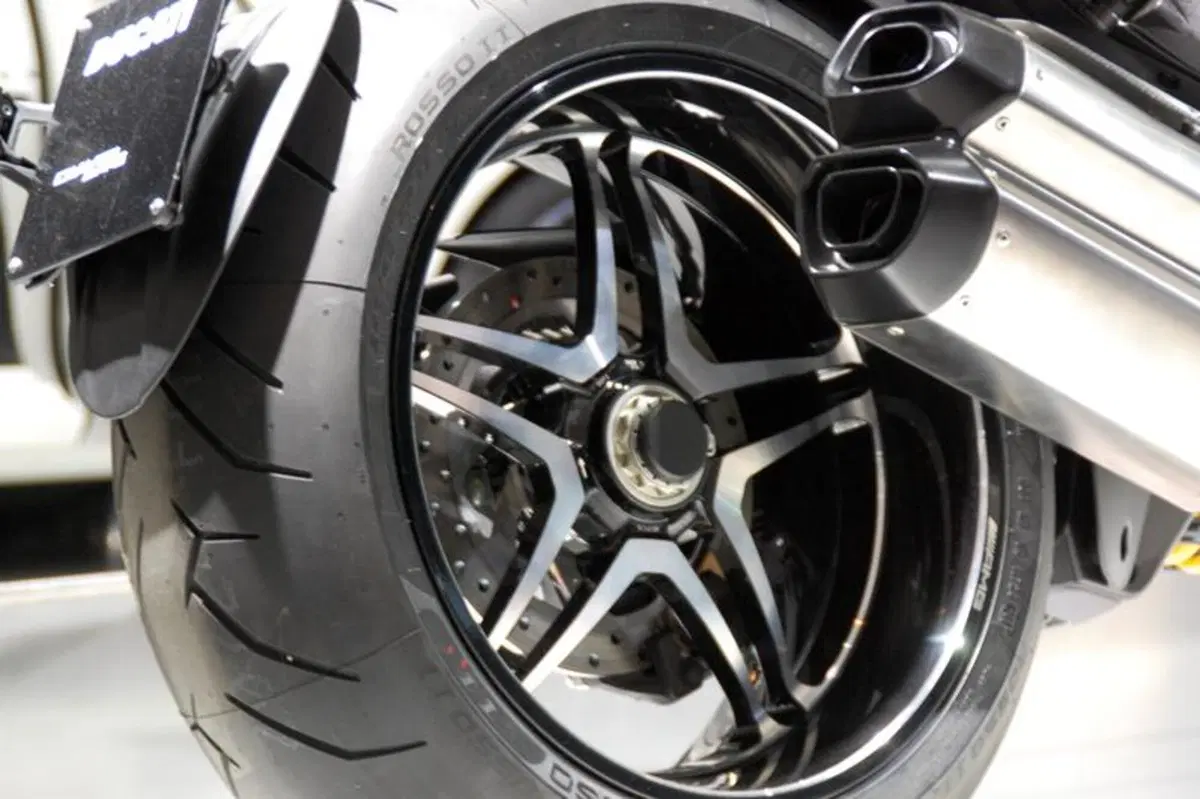 IAA 2011 live: Ducati Diavel AMG Special Edition (12)