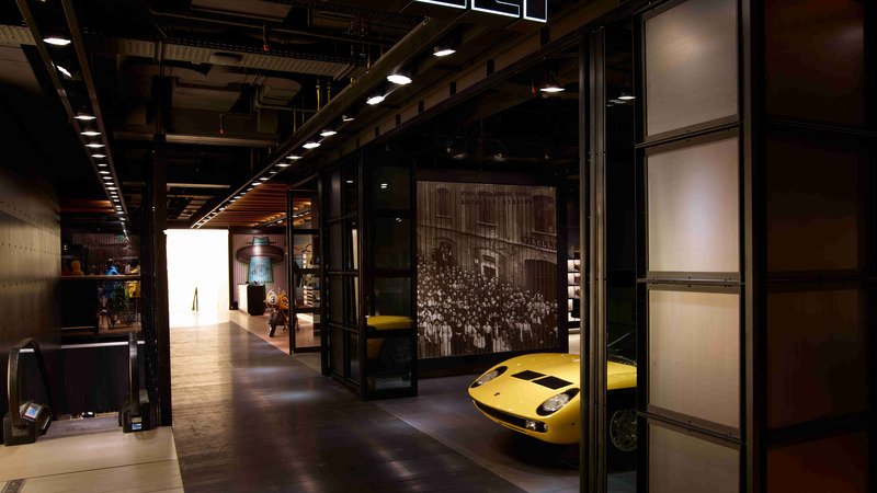 Pirelli: moda, tradizione e tecnologia nel primo flagship store a Milano