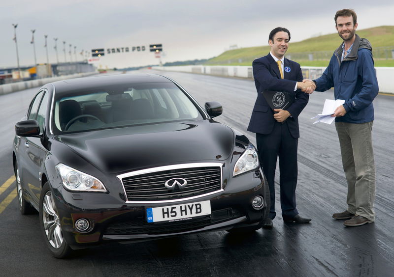 Infiniti M35h nel Guinness World Records come ibrida pi&ugrave; veloce