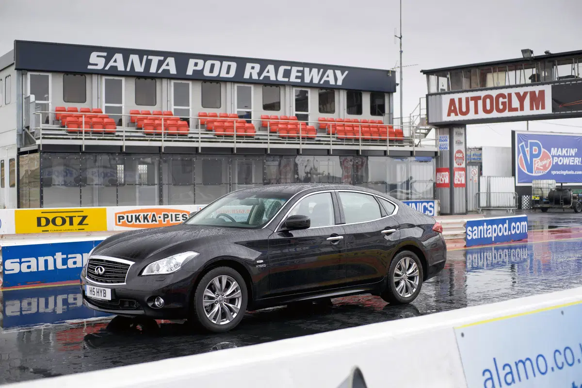 Infiniti M35h nel Guinness World Records come ibrida più veloce
