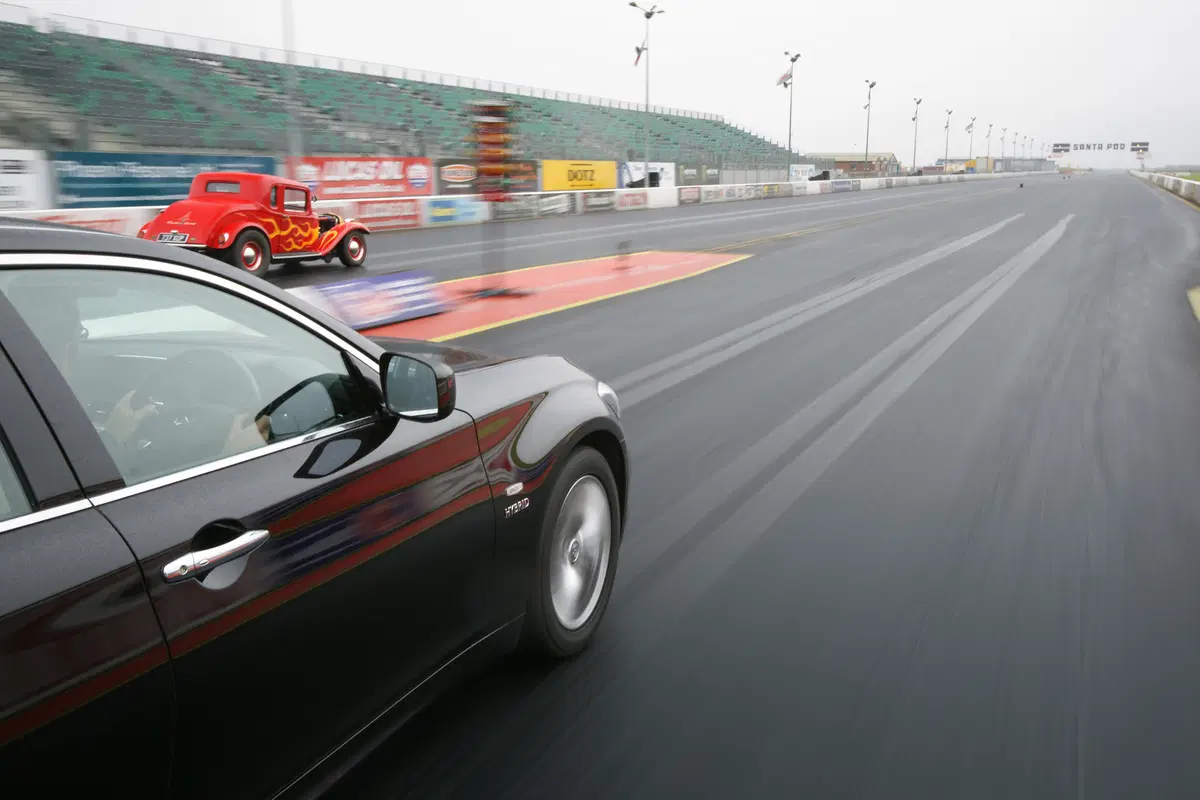 Infiniti M35h nel Guinness World Records come ibrida più veloce (2)