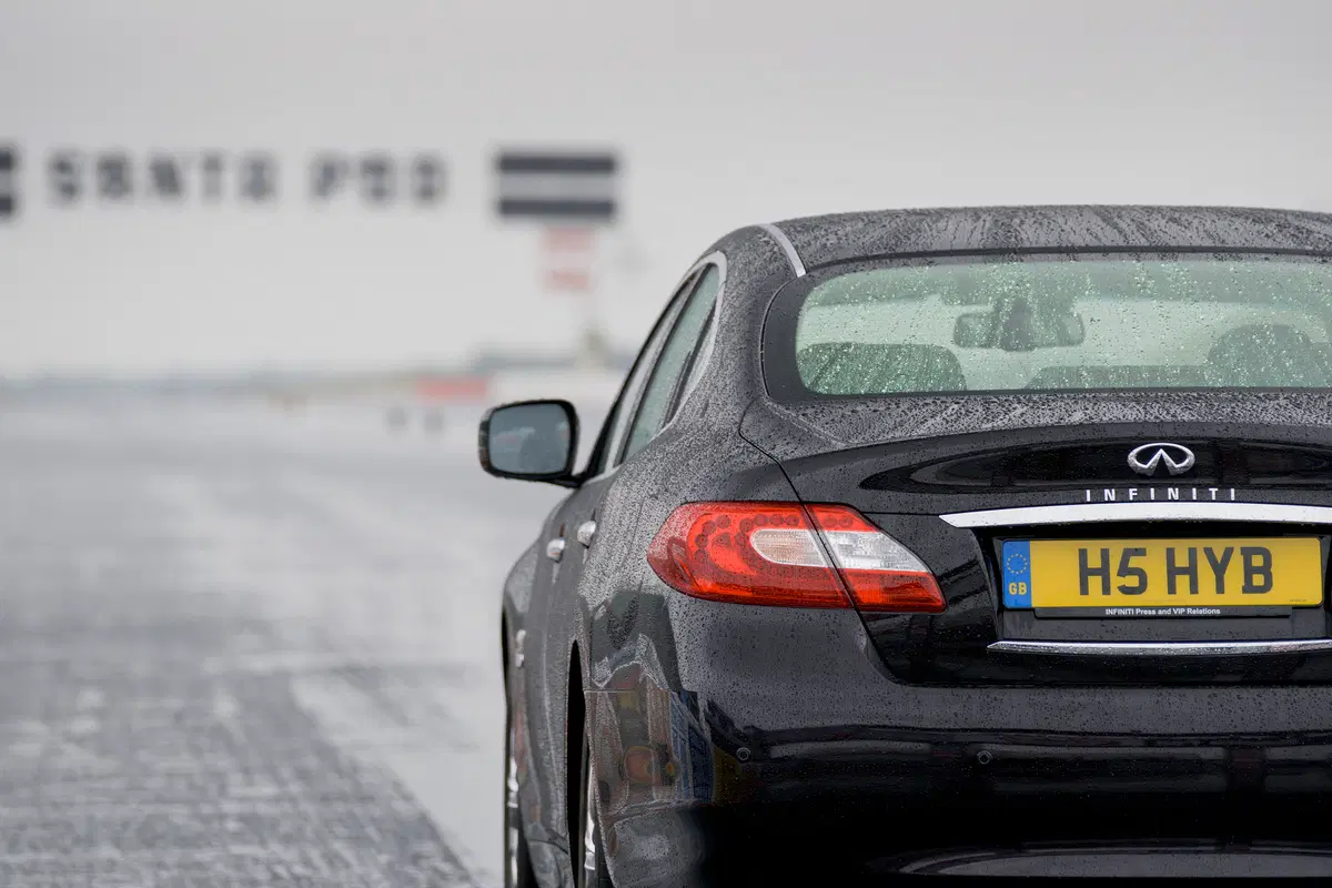 Infiniti M35h nel Guinness World Records come ibrida più veloce (3)