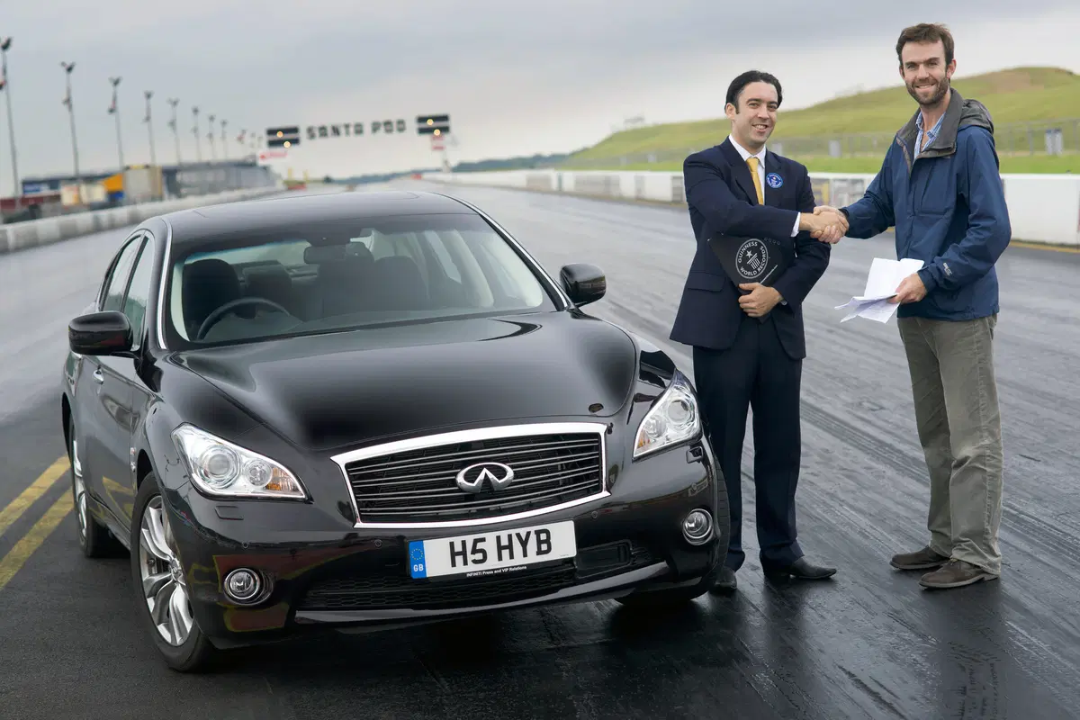 Infiniti M35h nel Guinness World Records come ibrida più veloce (4)