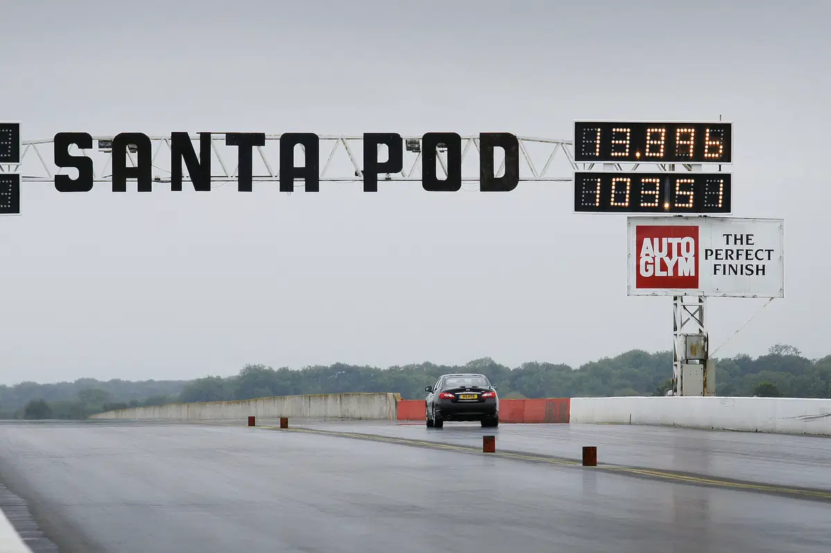 Infiniti M35h nel Guinness World Records come ibrida più veloce (5)
