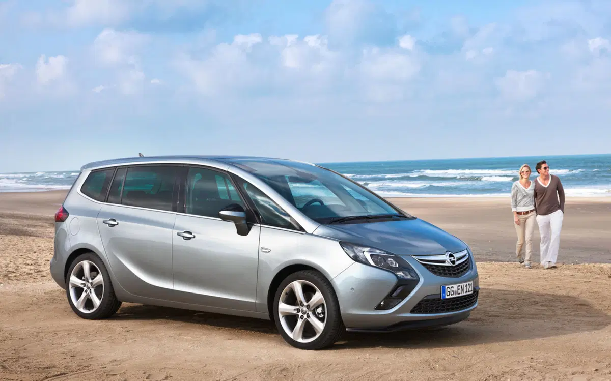 Opel: nuova Zafira Tourer (10)