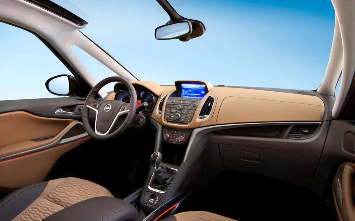 Opel: nuova Zafira Tourer (13)