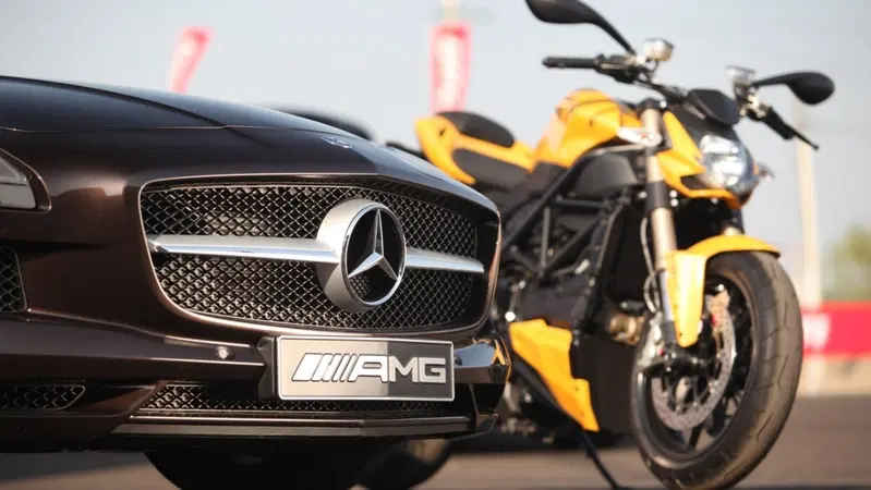 Mercedes SLS AMG Roadster e Ducati Streetfighter 848: gemelle diverse