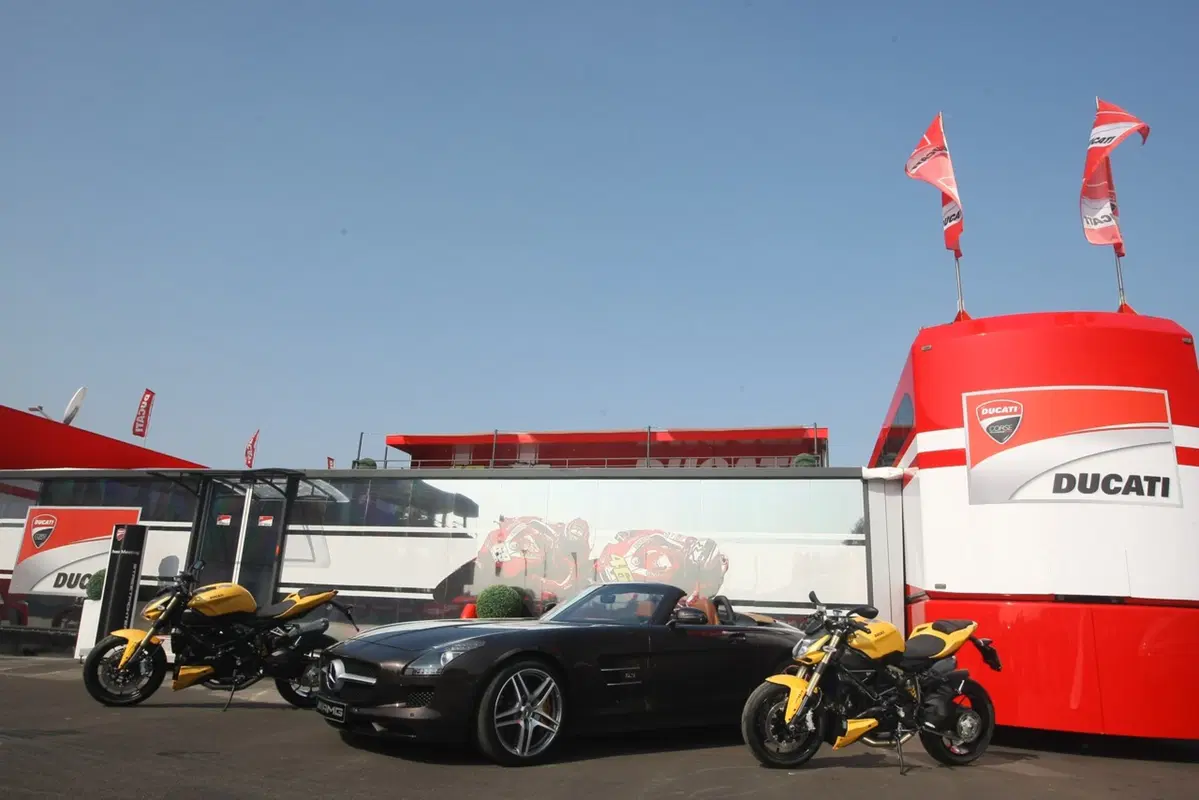 Mercedes SLS AMG Roadster e Ducati Streetfighter 848: gemelle diverse