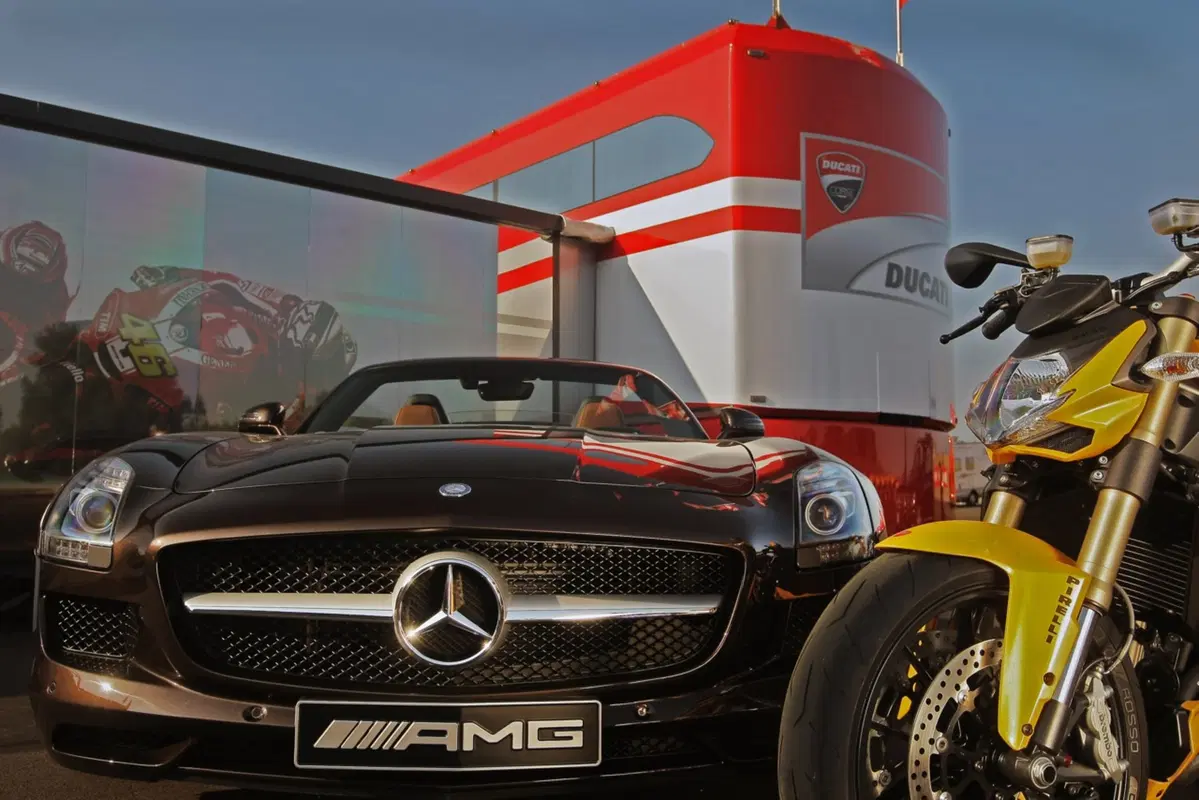 Mercedes SLS AMG Roadster e Ducati Streetfighter 848: gemelle diverse (2)