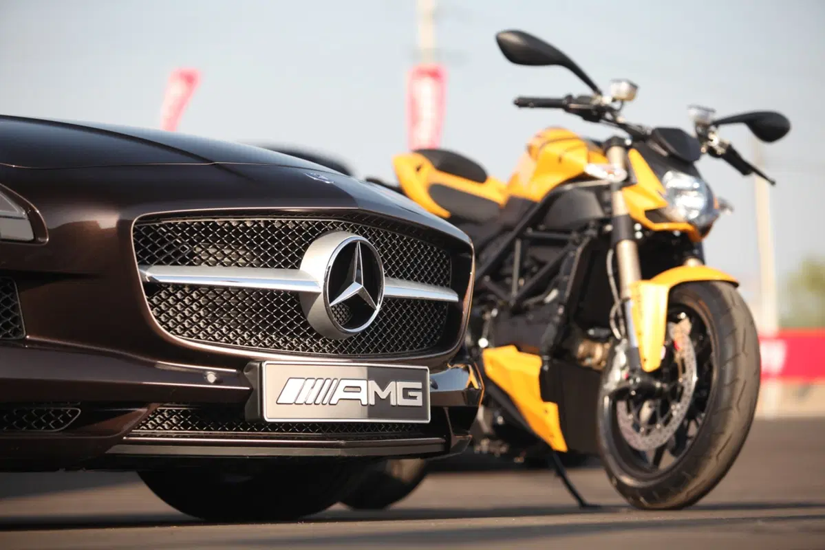 Mercedes SLS AMG Roadster e Ducati Streetfighter 848: gemelle diverse (3)