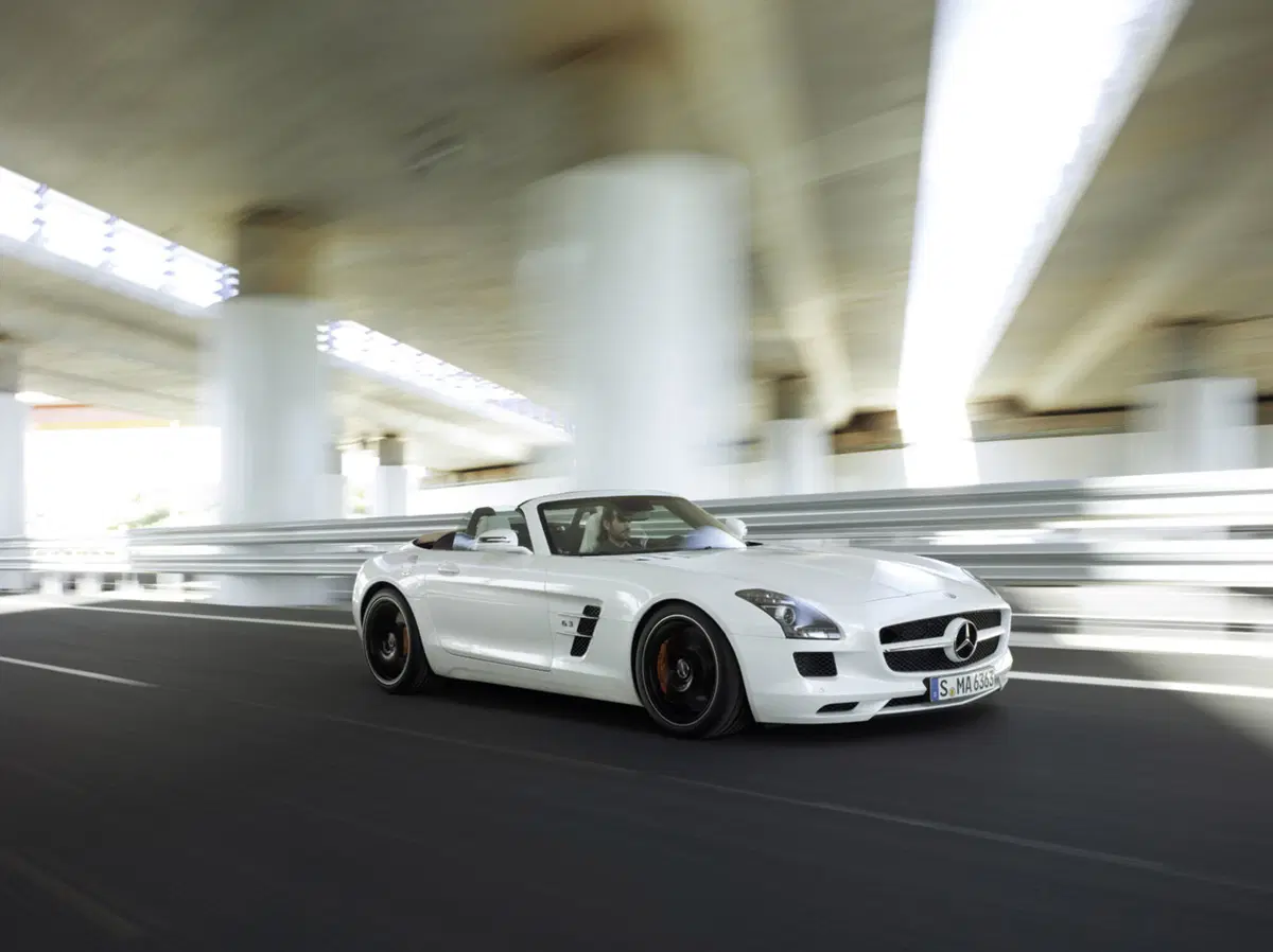 Mercedes SLS AMG Roadster e Ducati Streetfighter 848: gemelle diverse (4)