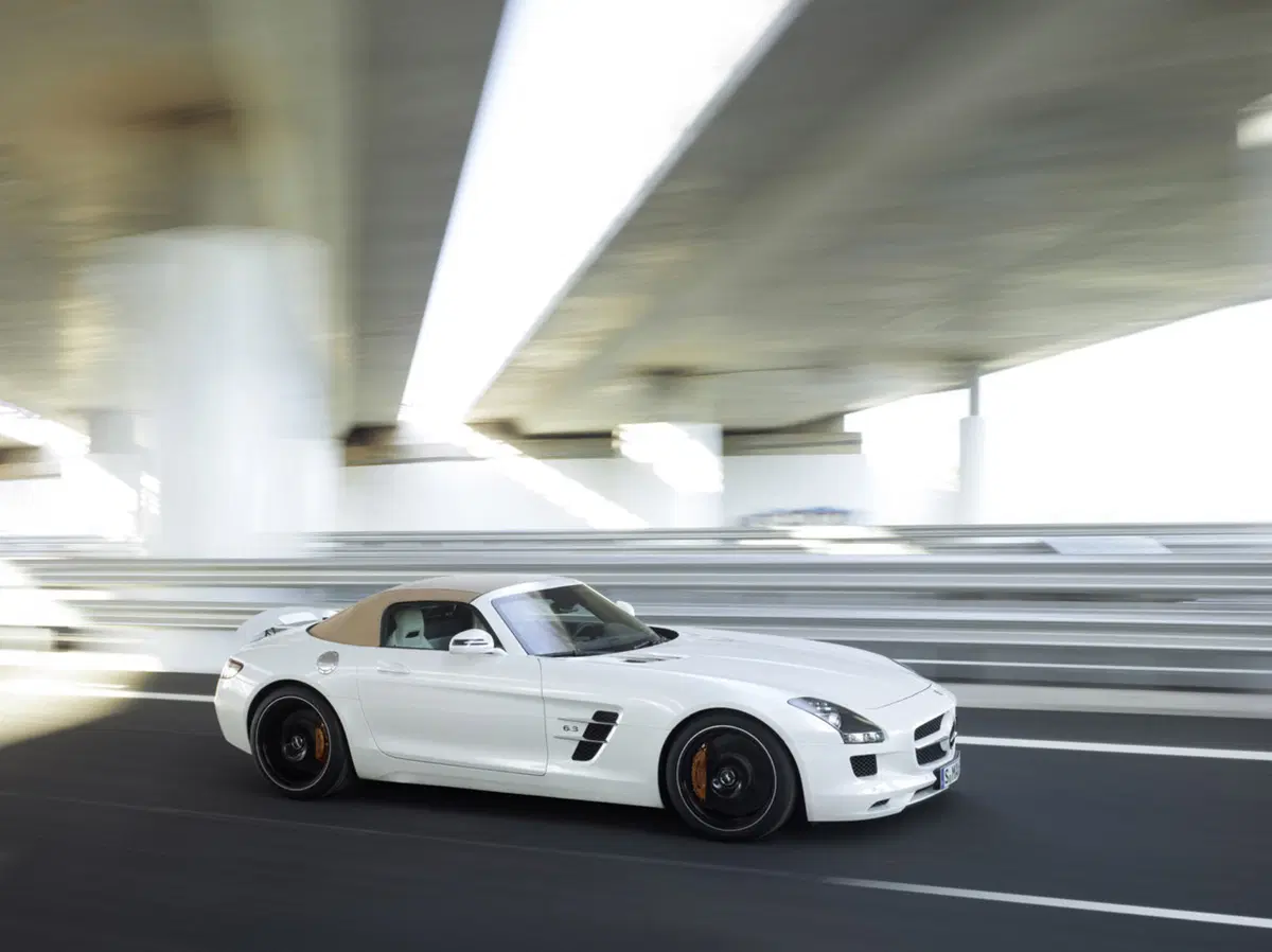 Mercedes SLS AMG Roadster e Ducati Streetfighter 848: gemelle diverse (5)