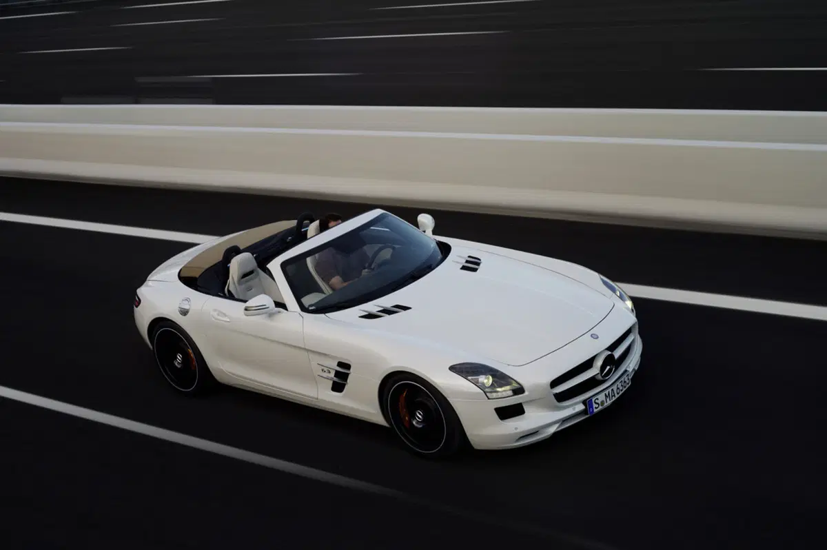 Mercedes SLS AMG Roadster e Ducati Streetfighter 848: gemelle diverse (6)