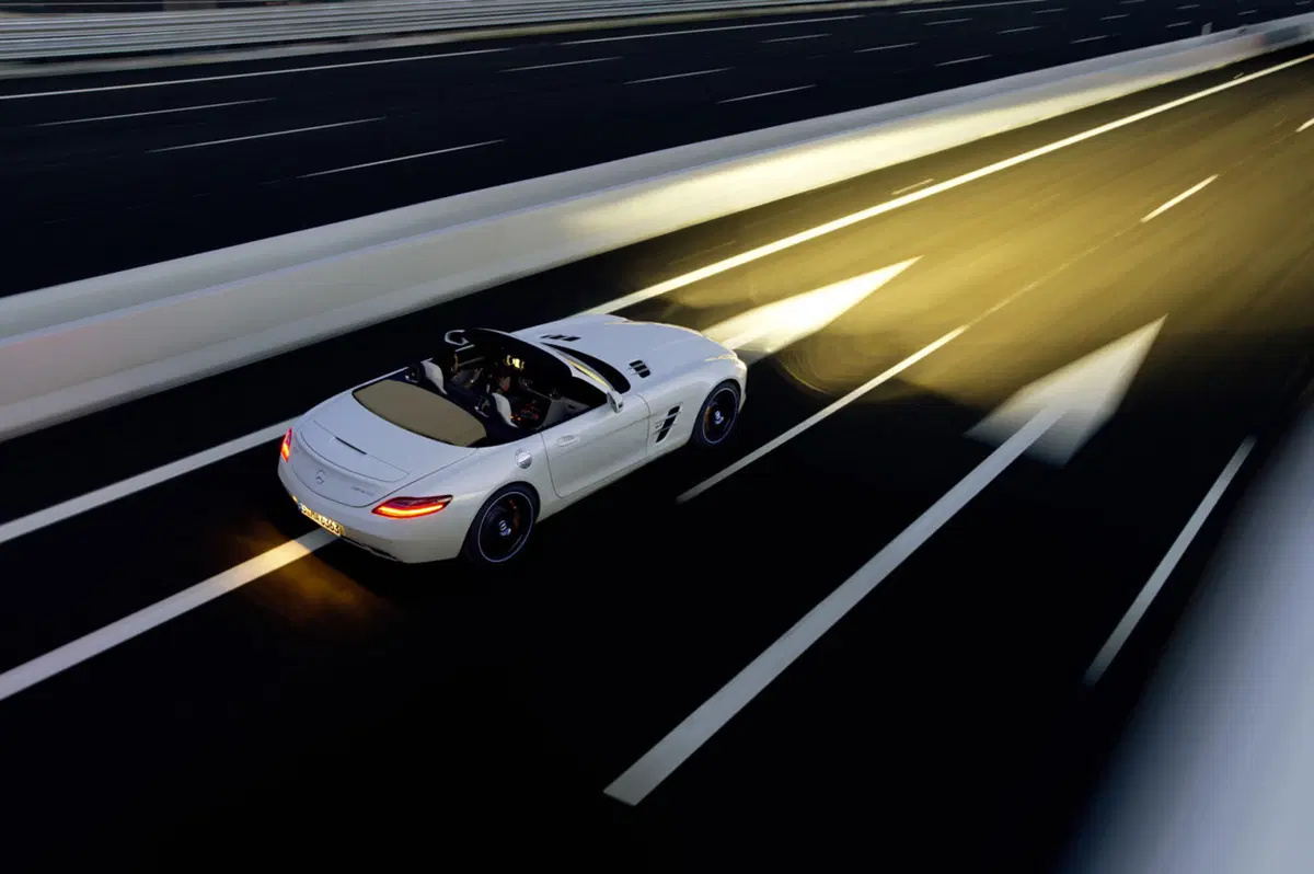 Mercedes SLS AMG Roadster e Ducati Streetfighter 848: gemelle diverse (7)