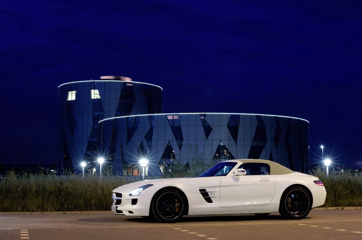 Mercedes SLS AMG Roadster e Ducati Streetfighter 848: gemelle diverse (8)
