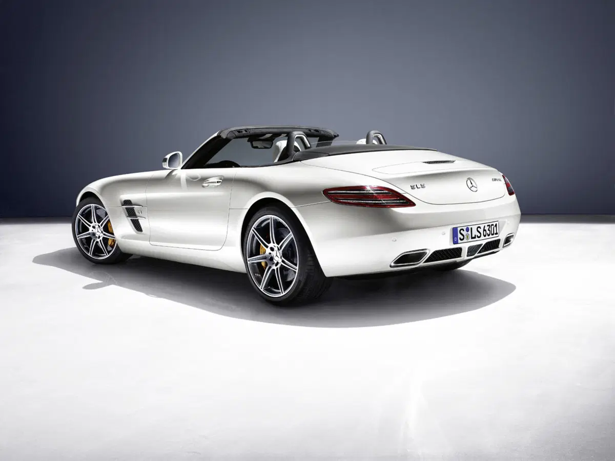 Mercedes SLS AMG Roadster e Ducati Streetfighter 848: gemelle diverse (11)