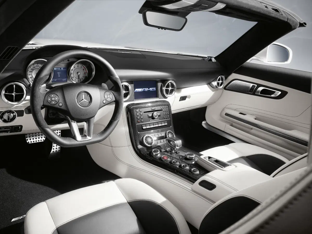 Mercedes SLS AMG Roadster e Ducati Streetfighter 848: gemelle diverse (14)