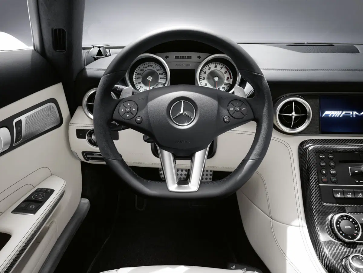 Mercedes SLS AMG Roadster e Ducati Streetfighter 848: gemelle diverse (15)