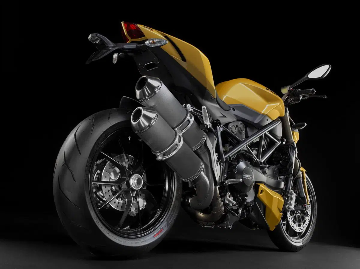 Mercedes SLS AMG Roadster e Ducati Streetfighter 848: gemelle diverse (23)