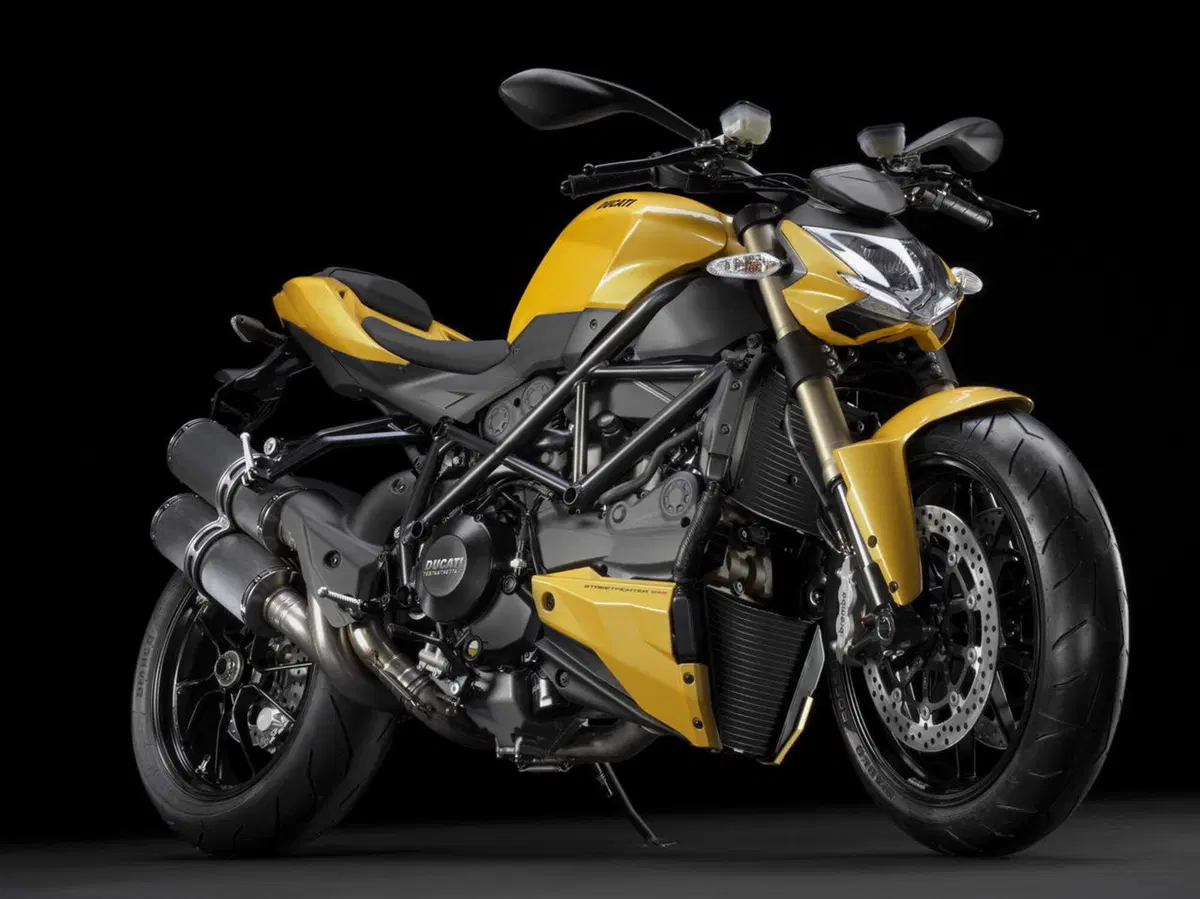 Mercedes SLS AMG Roadster e Ducati Streetfighter 848: gemelle diverse (26)