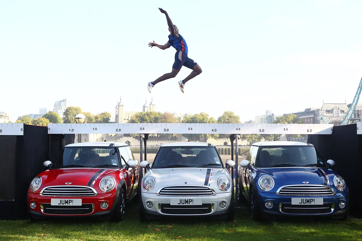 Mini: JJ Jegede salta tre Mini London 2012 Edition Models
