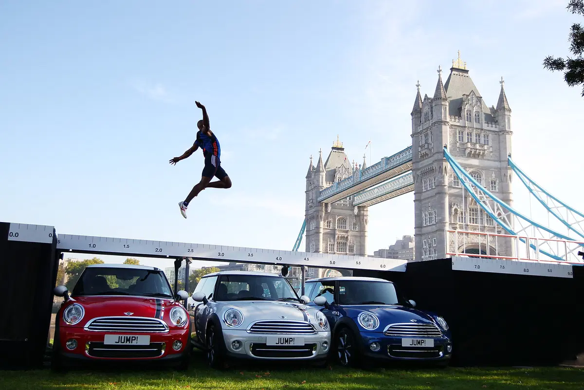 Mini: JJ Jegede salta tre Mini London 2012 Edition Models (2)