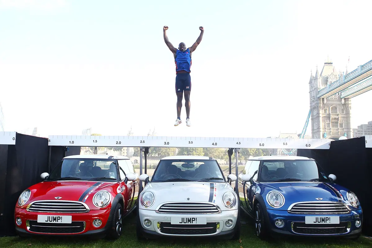Mini: JJ Jegede salta tre Mini London 2012 Edition Models (3)