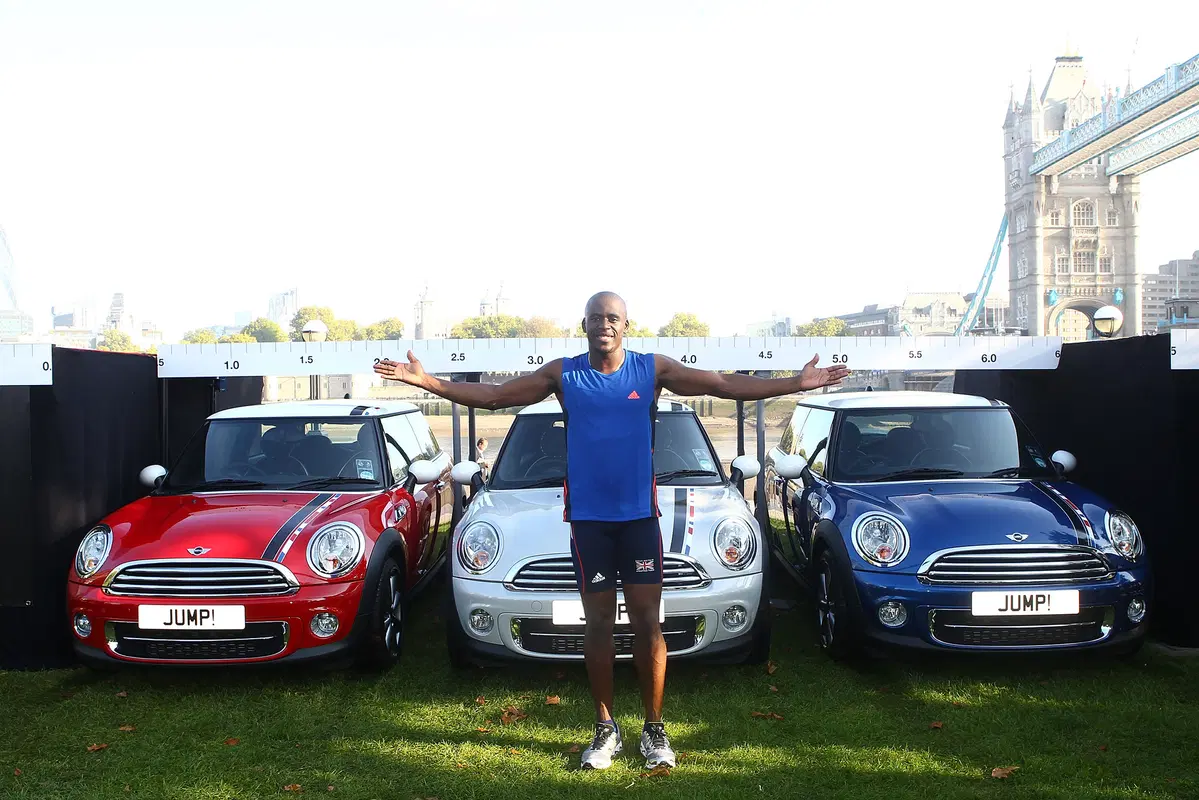 Mini: JJ Jegede salta tre Mini London 2012 Edition Models (4)