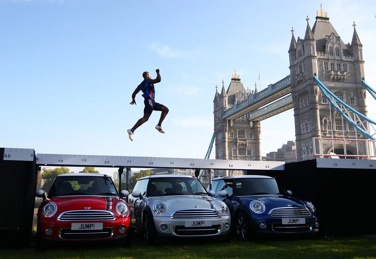 Mini: JJ Jegede salta tre Mini London 2012 Edition Models (5)