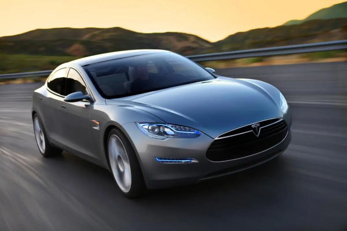 Tesla Model S: presentata a 2.000 clienti (2)