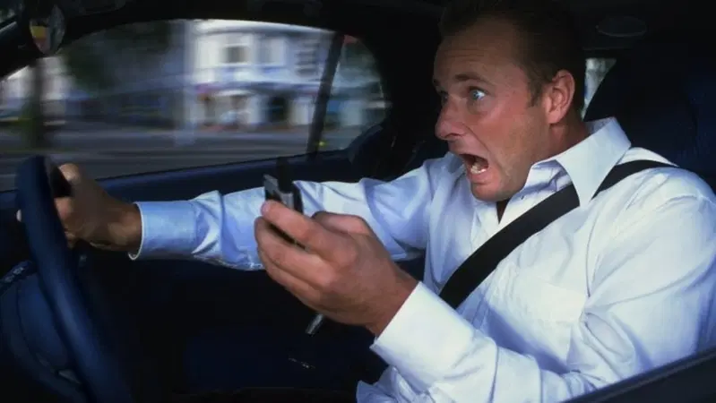 Avviso via SMS per i pericoli sulla strada: meglio la causa o l'effetto?