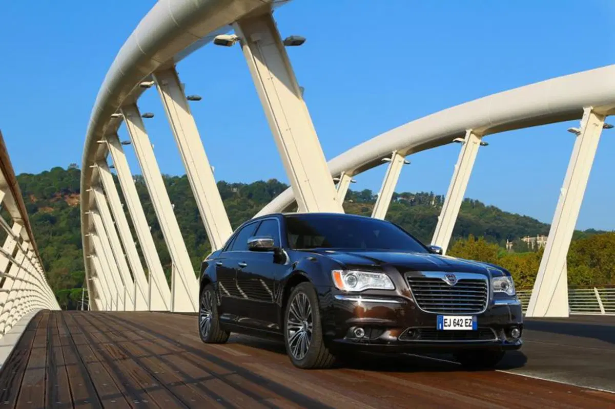 Lancia Thema (5)
