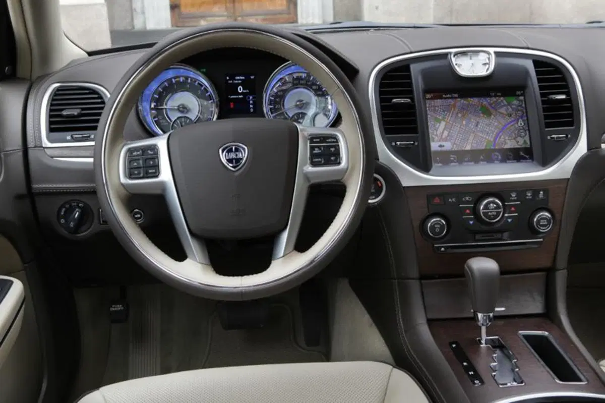 Lancia Thema (26)