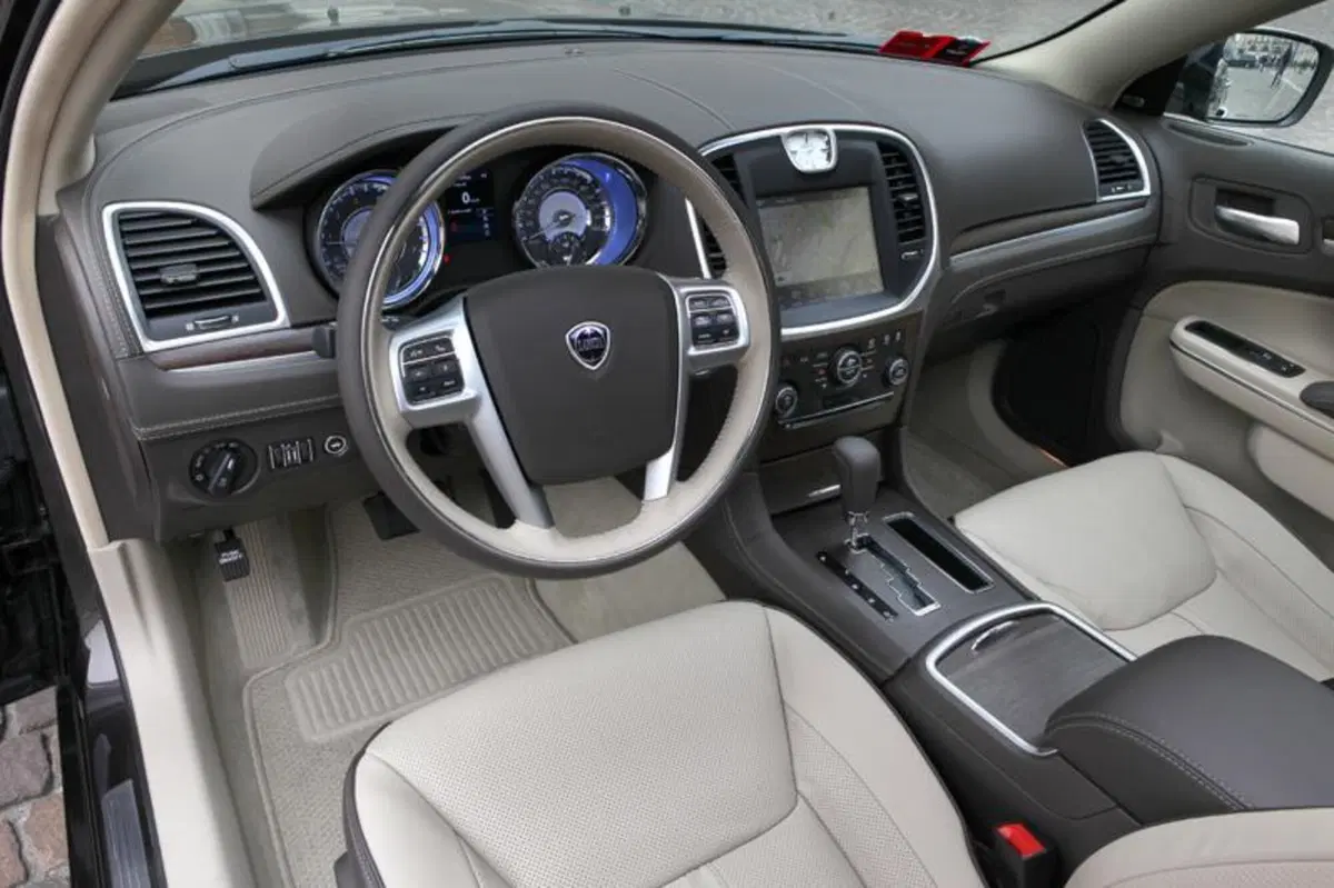 Lancia Thema (27)