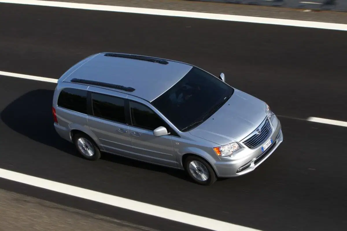 Lancia Voyager (2)