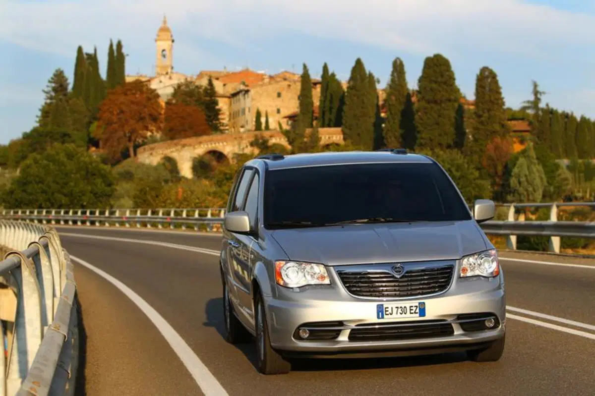 Lancia Voyager (3)