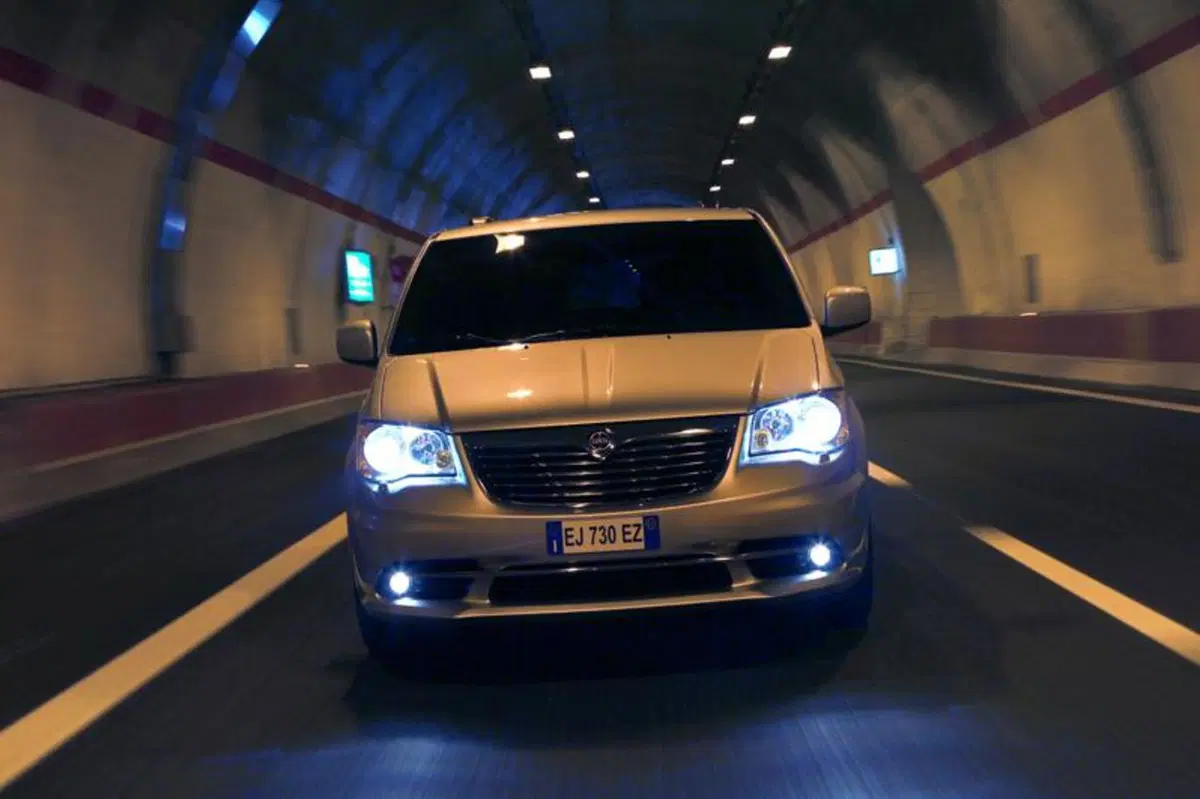 Lancia Voyager (4)