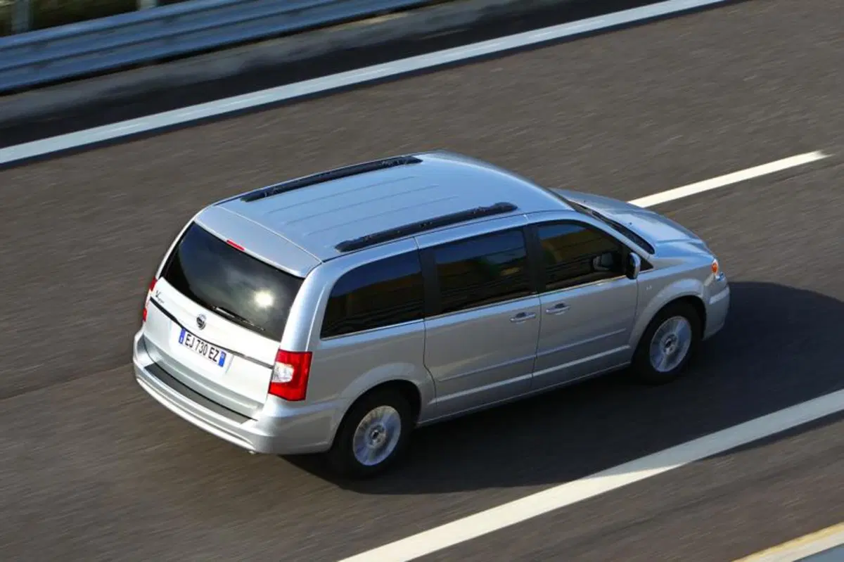 Lancia Voyager (5)
