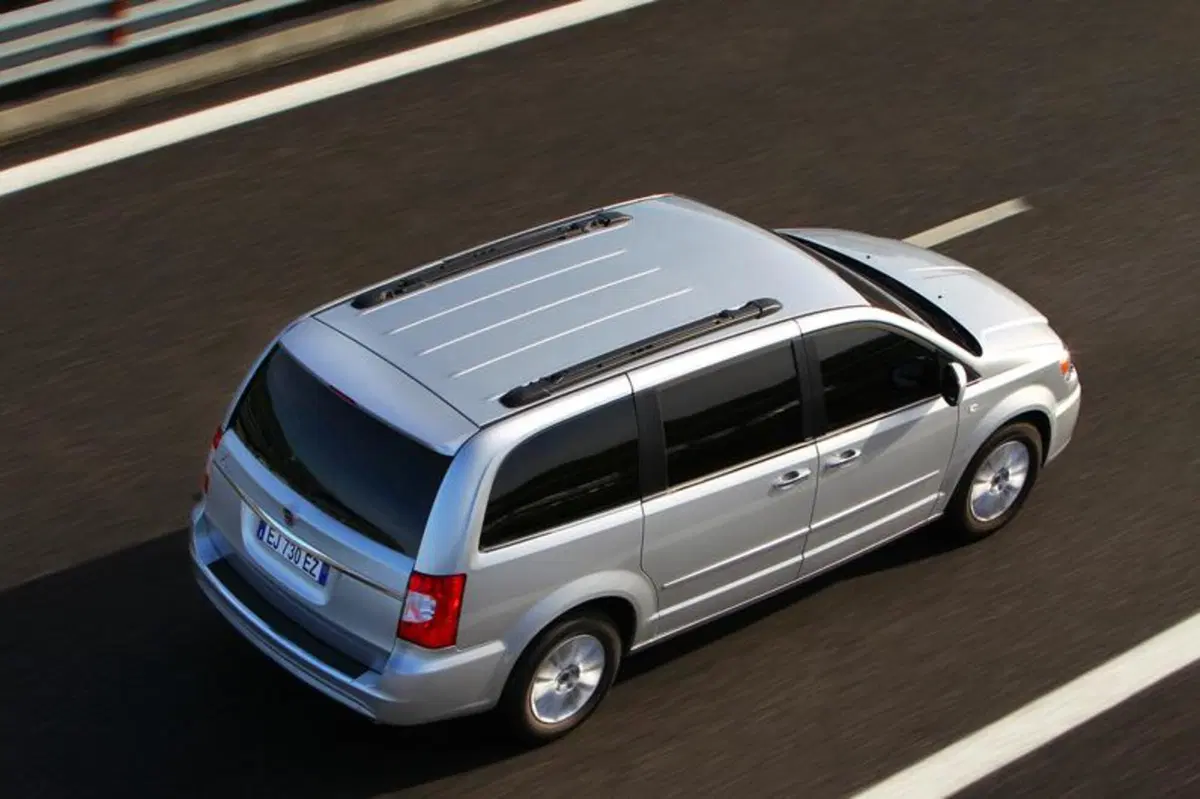 Lancia Voyager (6)