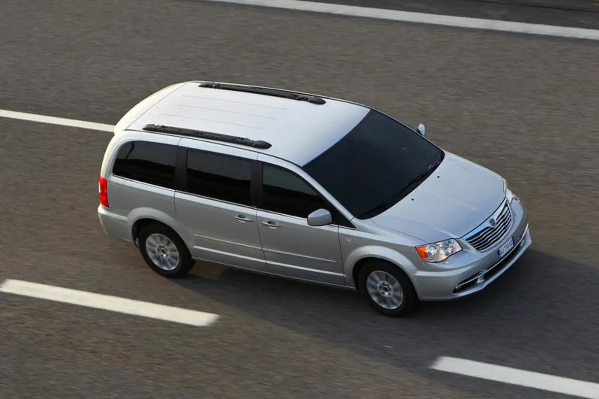 Lancia Voyager (7)
