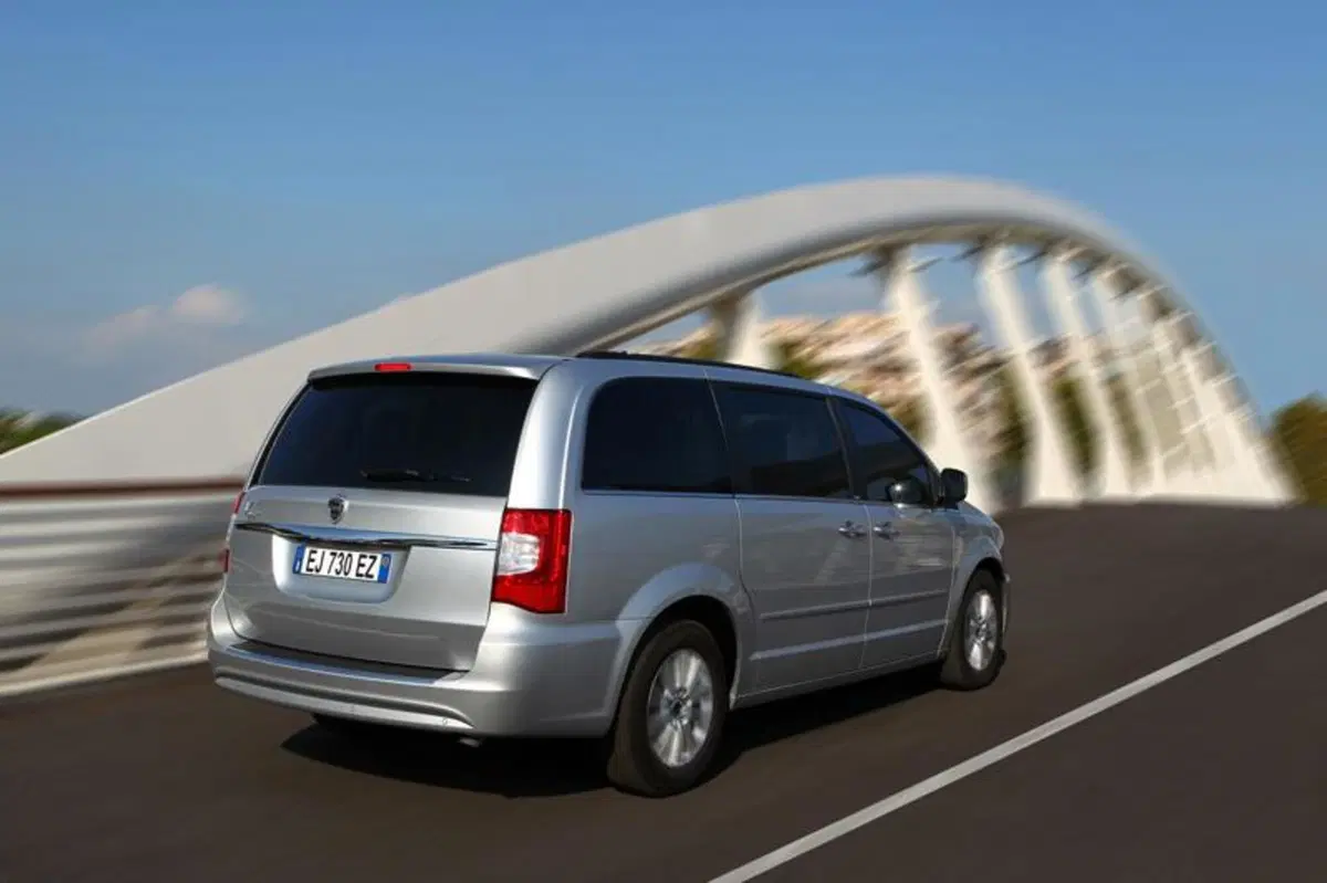 Lancia Voyager (8)