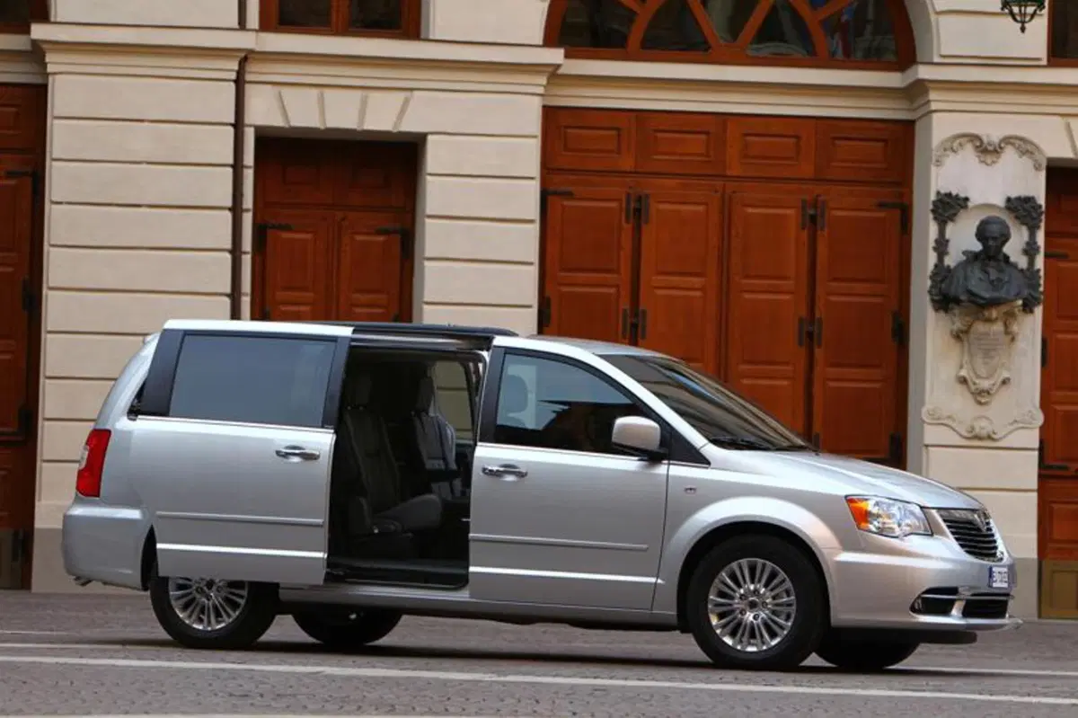 Lancia Voyager (9)