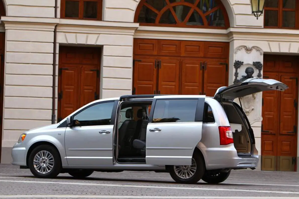 Lancia Voyager (10)